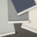 Geometryczna, granatowa tapeta ze złotą linią Lines Dark Blue - ferm Living