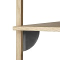 Ferm Living detal na półkę Sector szerokość 87 cm dąb i czarny wspornik.jpg